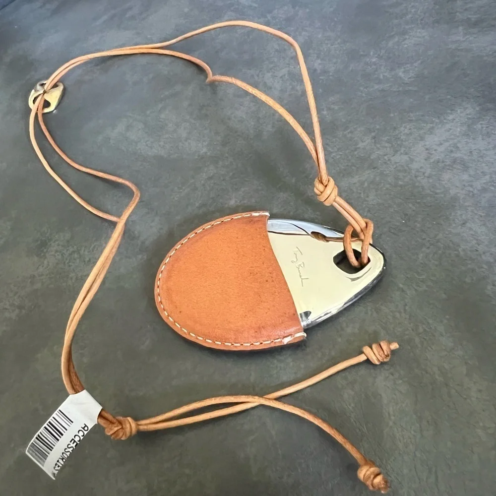 Tory Burch Runway LEATHER PENDANT NECKLACE 228$